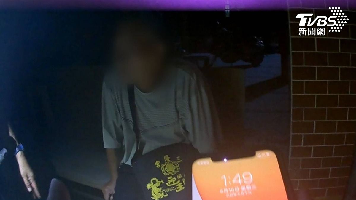 老翁在深夜近2點時間，在早餐店外徘迴。（圖／TVBS）