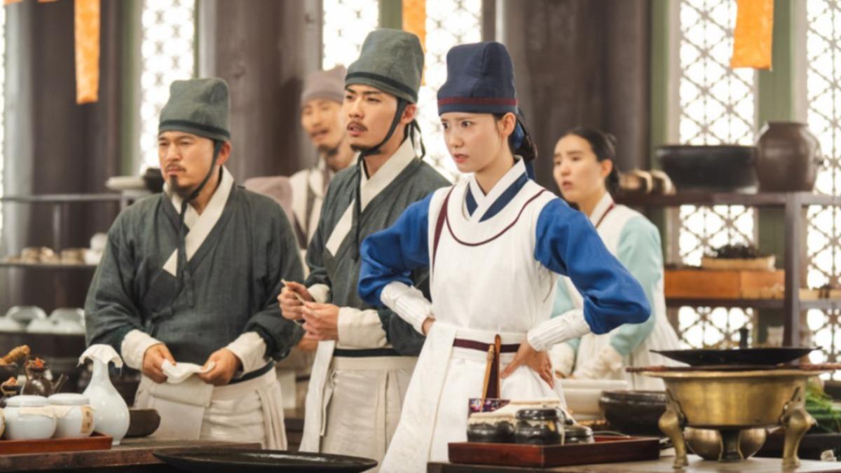 韓劇《暴君的主廚》中，女主角用甘草綠茶巧克力讓人瞬間清醒，營養師解釋於現實中不可能。（圖／翻攝自TVN）