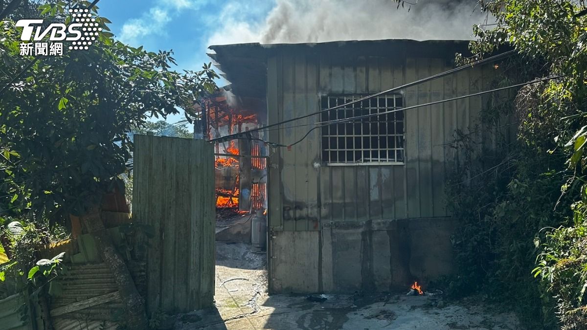 警消人員從屋內救出一名老翁所幸無生命危險。（圖／TVBS）