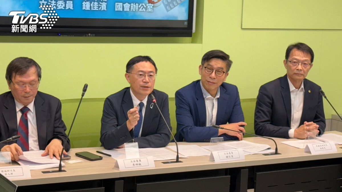 （左起）衛福部次長莊人祥、民進黨立委李坤城、民進黨立委鍾佳濱、民航局副局長林俊良。（圖／潘袁詩羽攝）