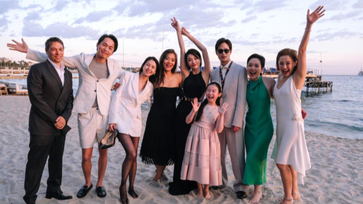 西恩貝克（左起）、黃鐙輝、馬士媛、導演鄒時擎、蔡淑臻、葉子綺、夏騰宏、林嫣、張允曦先前在坎城沙灘開心合影。（圖／左撇子女孩電影製作有限公司提供）
