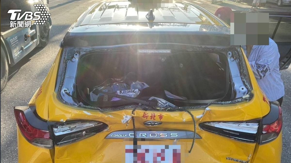 鏟子超人一家正要前往花蓮賑災，卻遇上追撞車禍。（圖／TVBS）