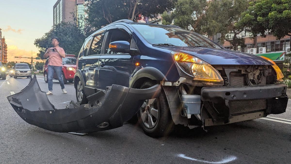 休旅車遭公車擦撞，前保險桿整個掉落。（圖／翻攝Threads）