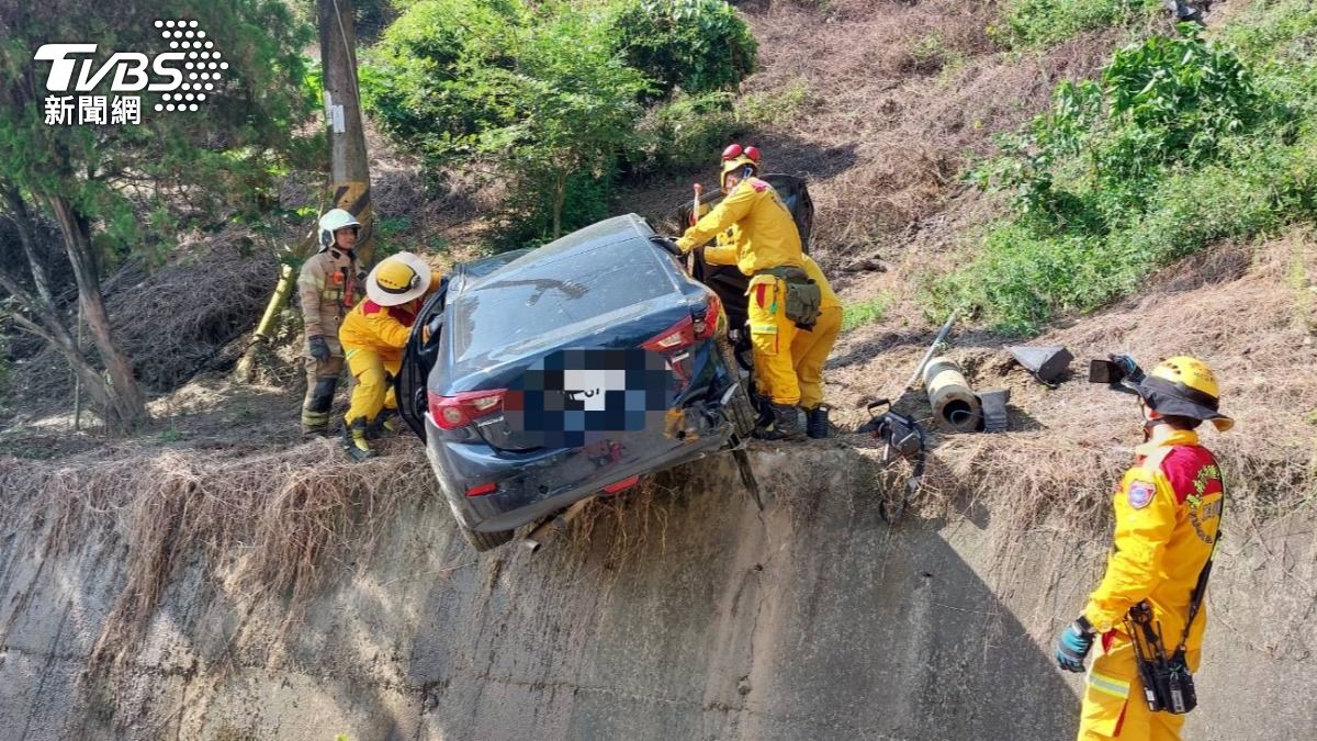 車體懸空且搖搖欲墜，挨撞的少年騎士送醫不治。（圖／TVBS）