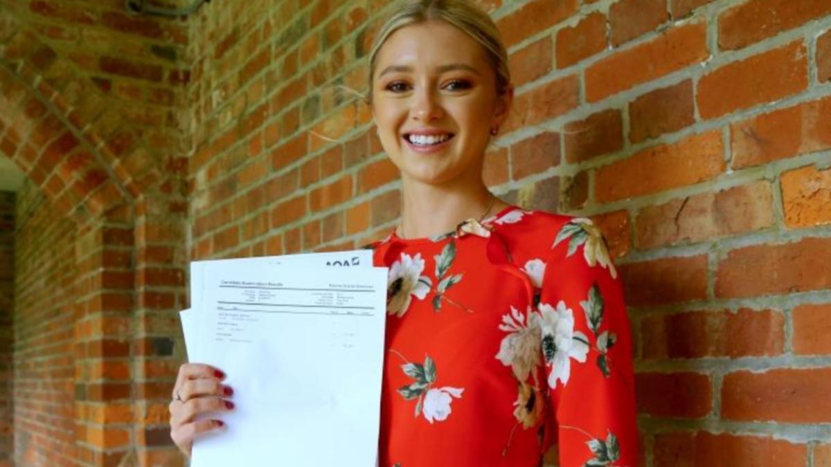 來自英國23歲的帕洛瑪被檢查出罹患癌症，因拒絕化療而死。（圖／截自Ｘ＠resilient333）