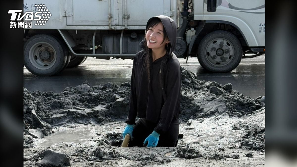 籃籃跟桃猿教練球員共4人到光復鄉協助救災。（圖／TVBS）