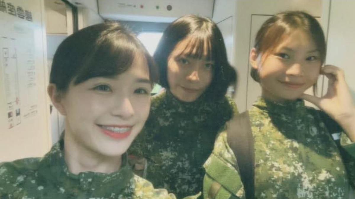 三位女兵前往花蓮救災，照片在網上引發熱議。（圖／翻攝自靠北長官2020 fb）