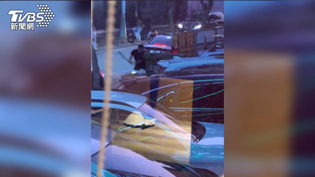 開車插隊惹禍！駕駛遭尾隨狠揍　餐廳外兩嫌持球棒爆打