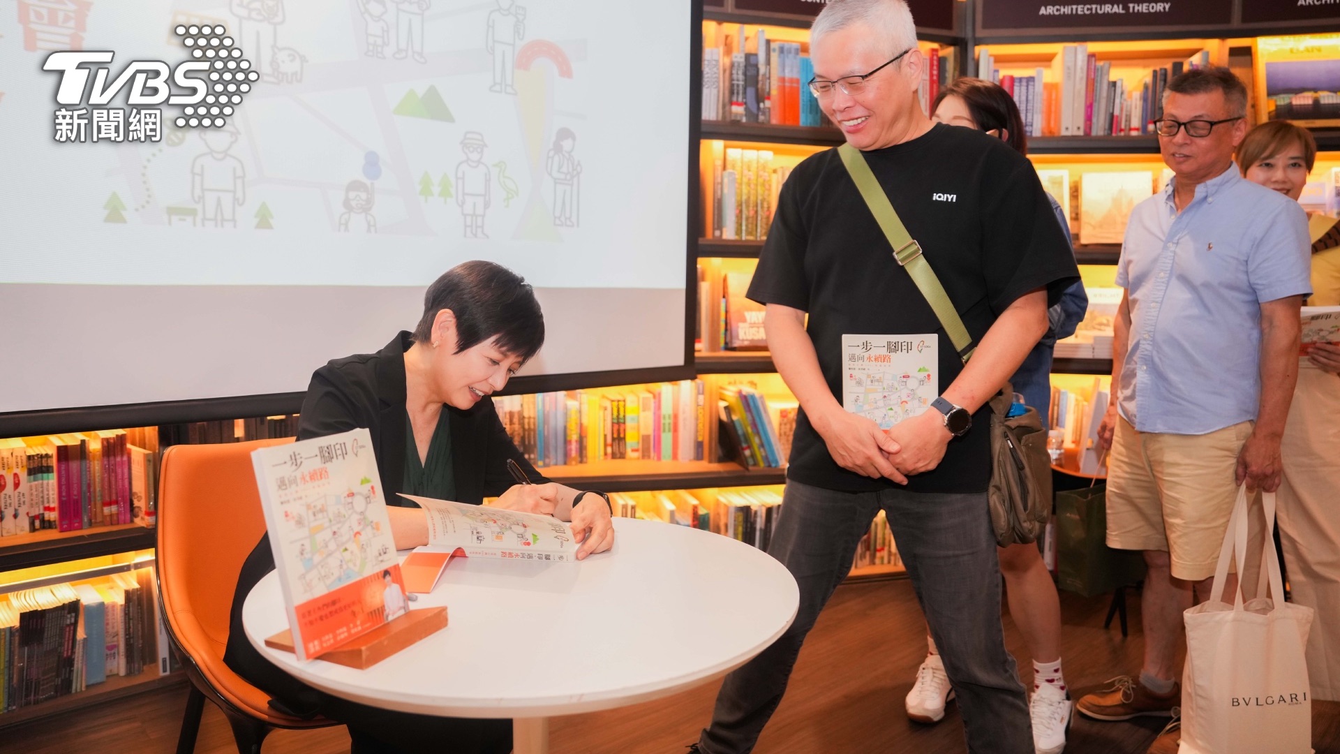 簽書會活動現場吸引大批書迷到場(圖_TVBS)