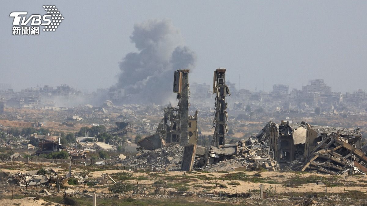 加薩遭受攻擊後，空中瀰漫著濃濃黑煙。 （圖／達志影像路透社）