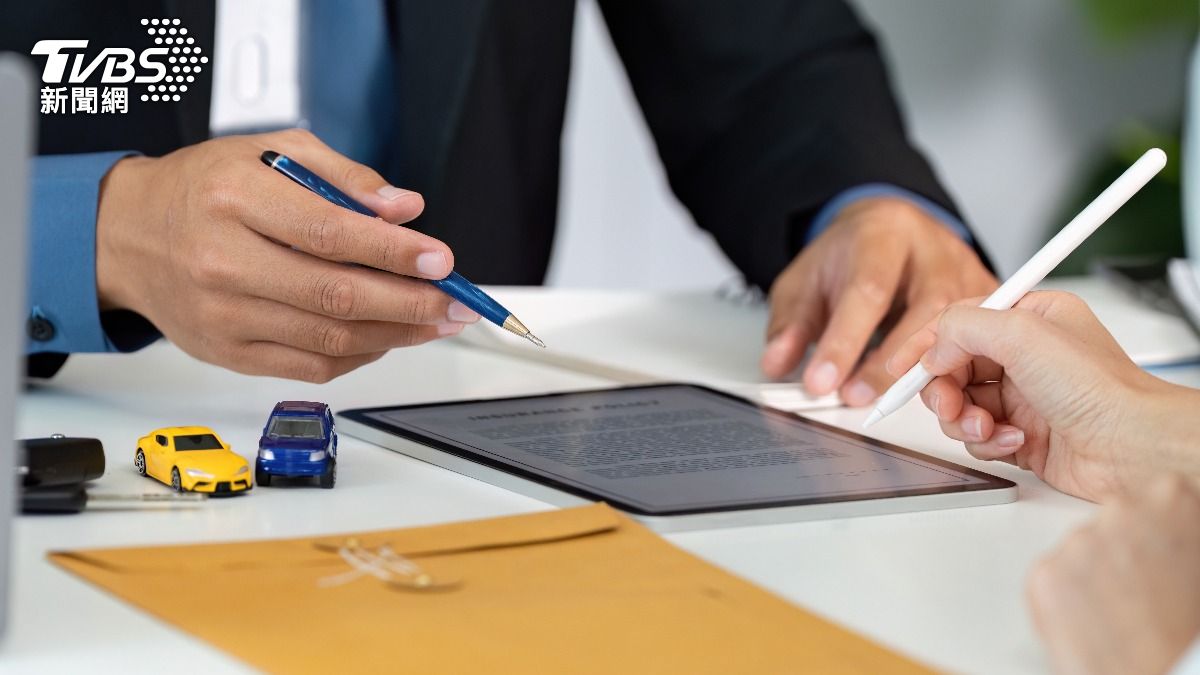 許多人可能都沒注意到保單中的「最高續保年齡」。（示意圖／shutterstock達志影像）