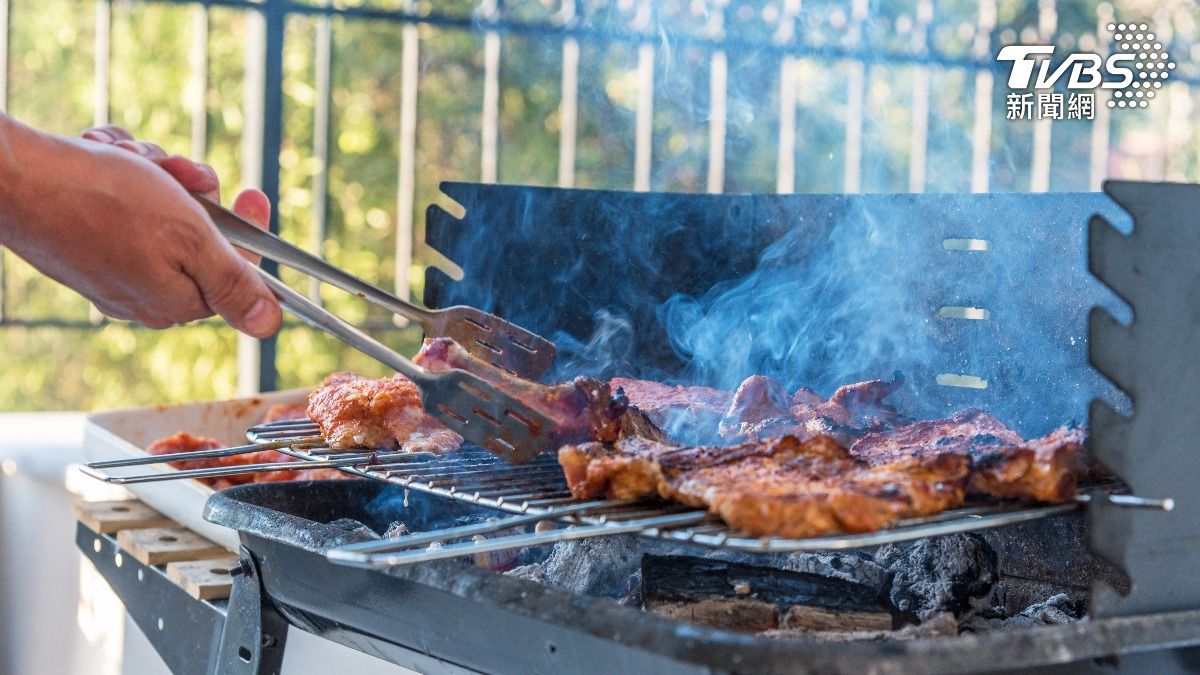 不少台灣民眾會在中秋節烤肉，與親友聯繫感情。（示意圖／shutterstock 達志影像）