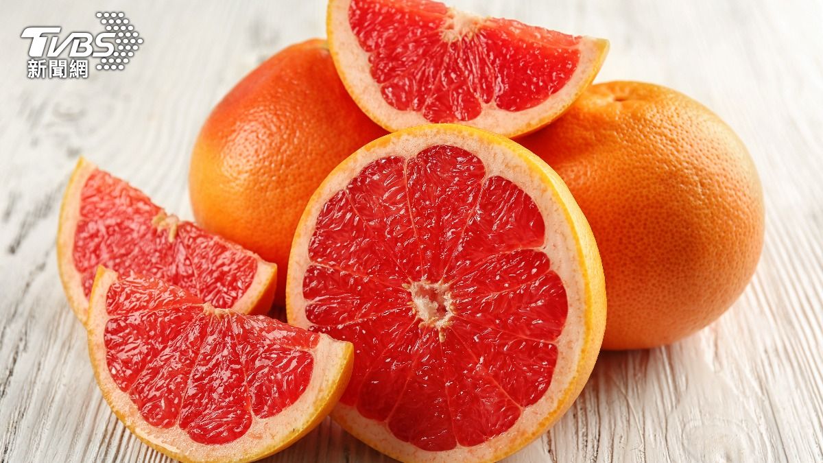 葡萄柚能促進脂肪代谢，是減肥界的明星水果。（示意圖／shutterstock 達志影像）