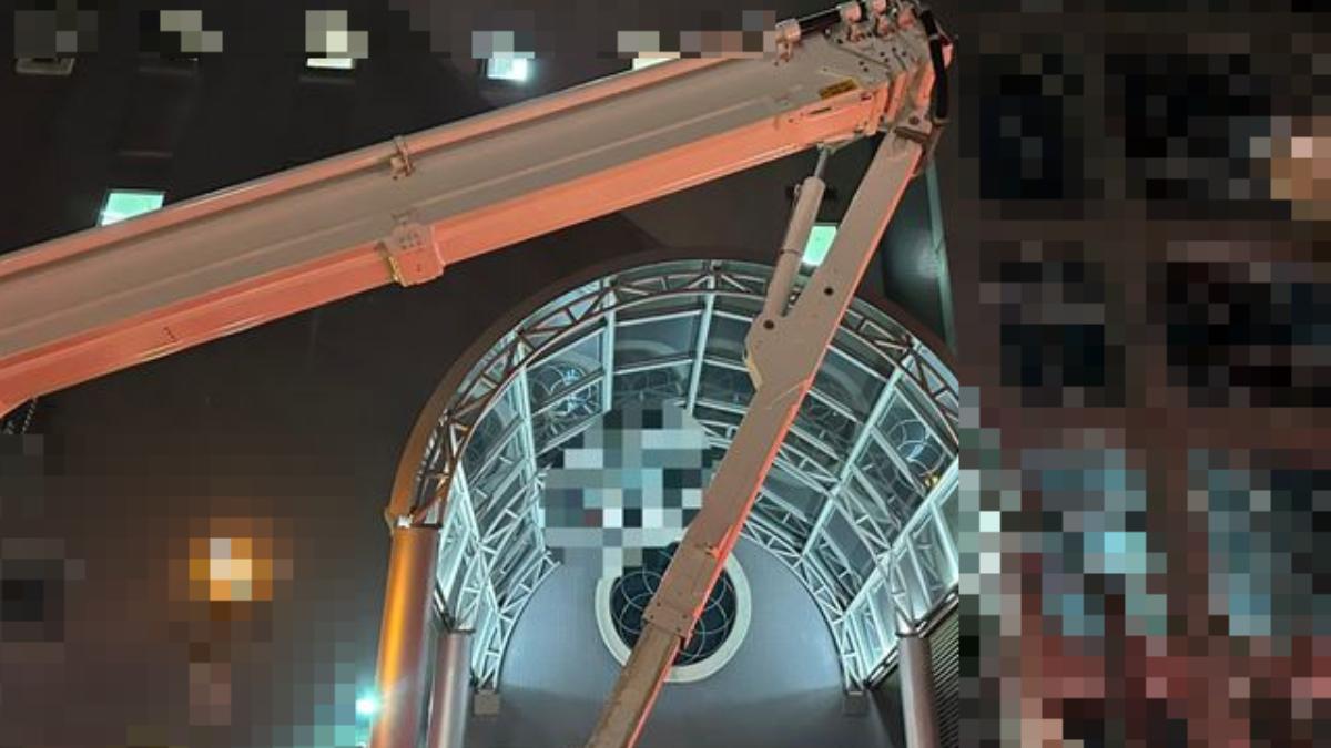 警消人員出動雲梯車將老翁救下但已明顯死亡。（圖／翻攝畫面）