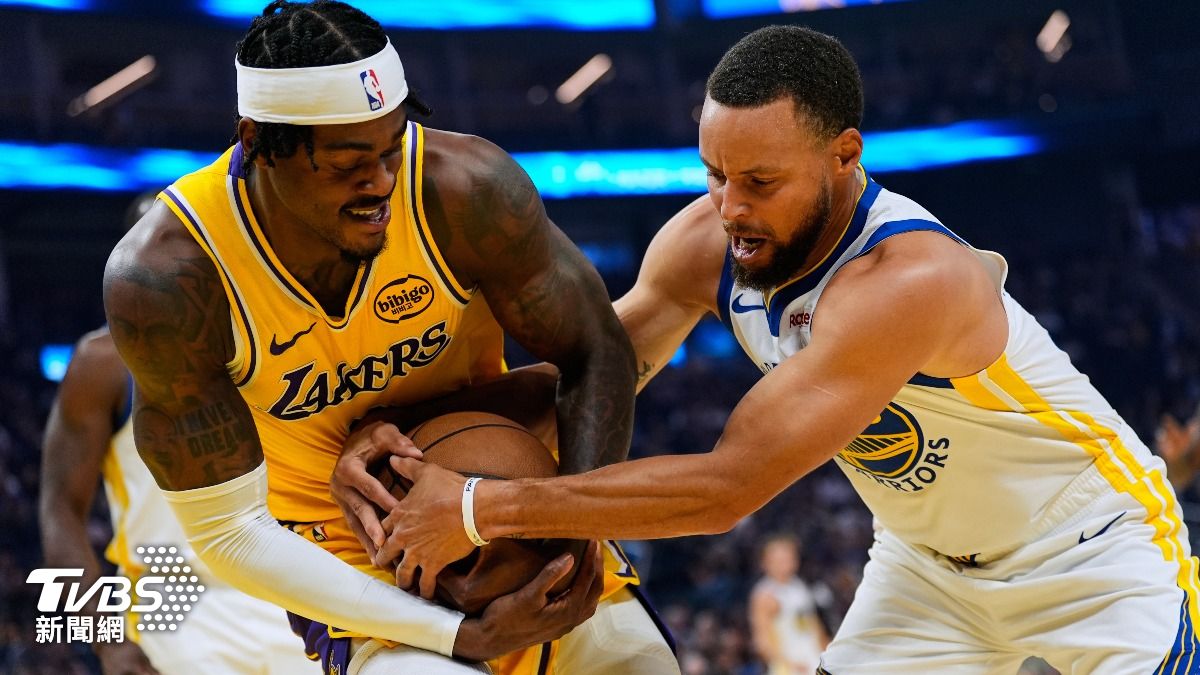 柯瑞（右）和湖人隊前鋒Jarred Vanderbilt爭球。（圖／達志影像美聯社）
