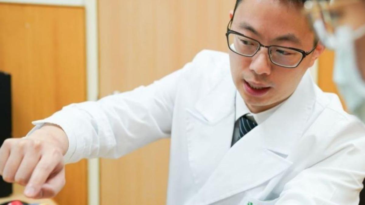 若觀察到長者記憶減退、步態異常或情緒行為改變，應及時就醫檢查。（示意圖／慈濟醫院提供）