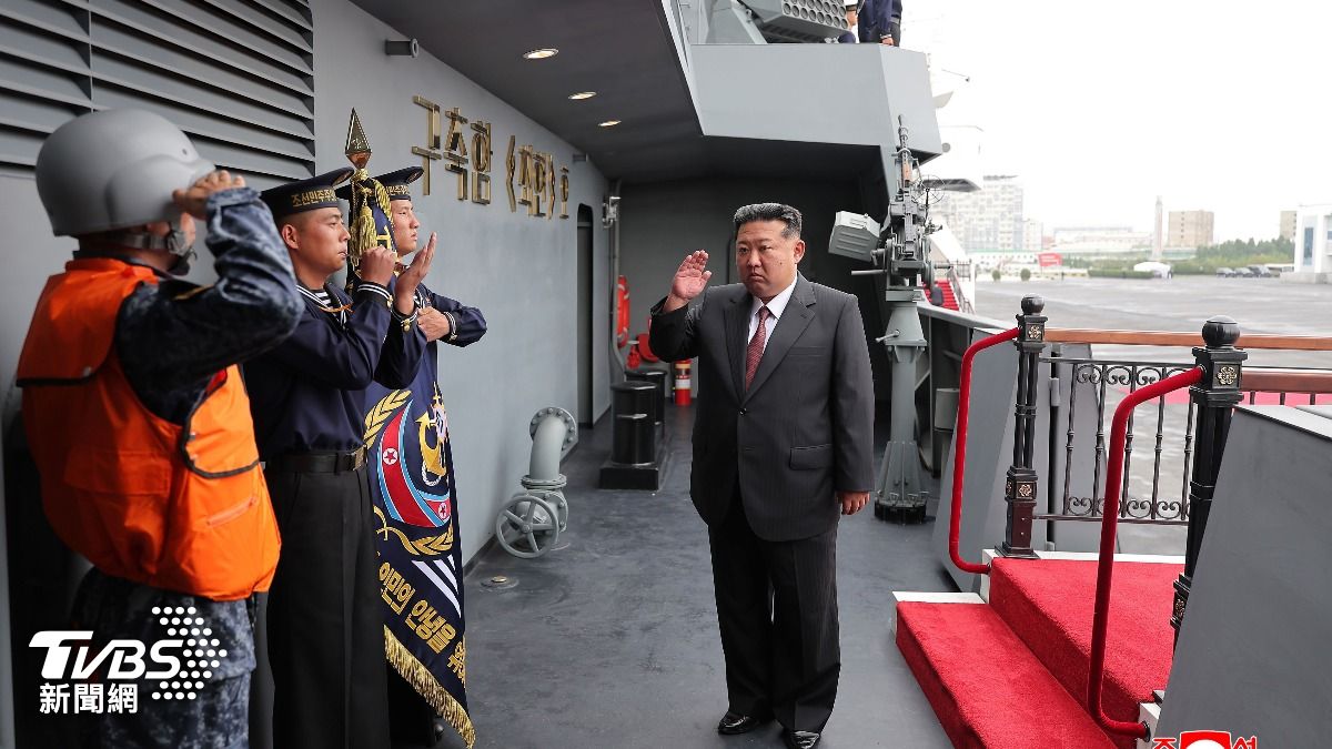 北韓領導人金正恩視察驅逐艦「崔賢號」（Choe Hyon）。　（圖／達志影像美聯社）