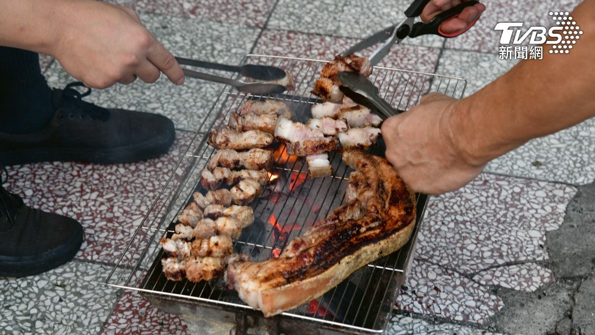 原PO被母親要求中秋節別去別人家烤肉。（示意圖／胡瑞麒攝）