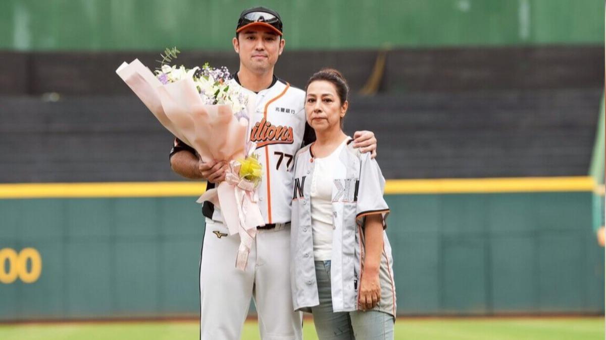 林安可的母親驚喜現身獻花。（圖／統一獅提供）