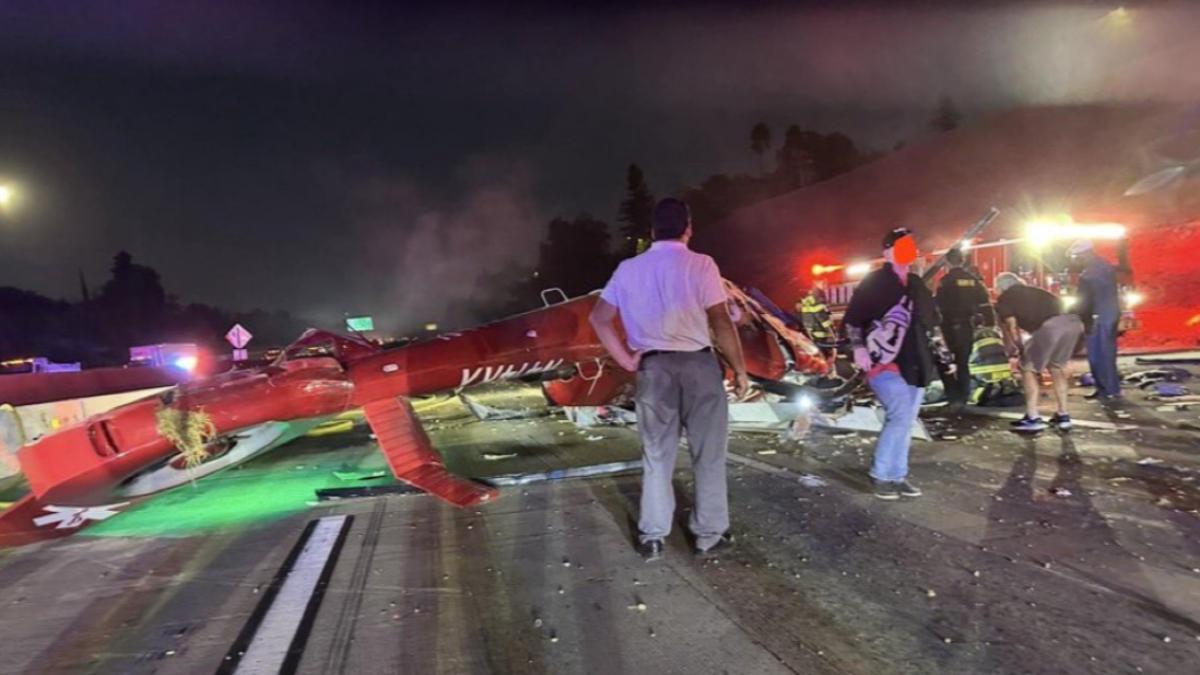 美國加州驚傳醫療直升機墜毀高速公路。（圖／翻攝自Ｘ＠Dragonboy155）