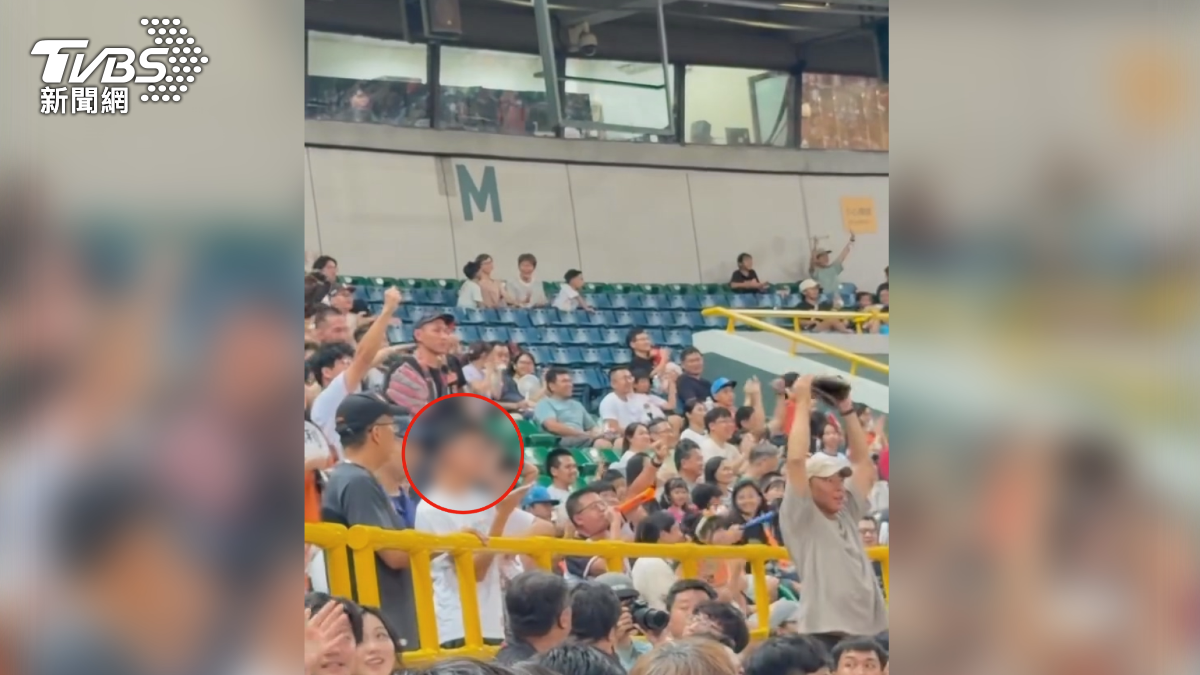 [分享] 不給進「髮香區」！　4工作人員包夾　男子打游擊玩躲貓貓