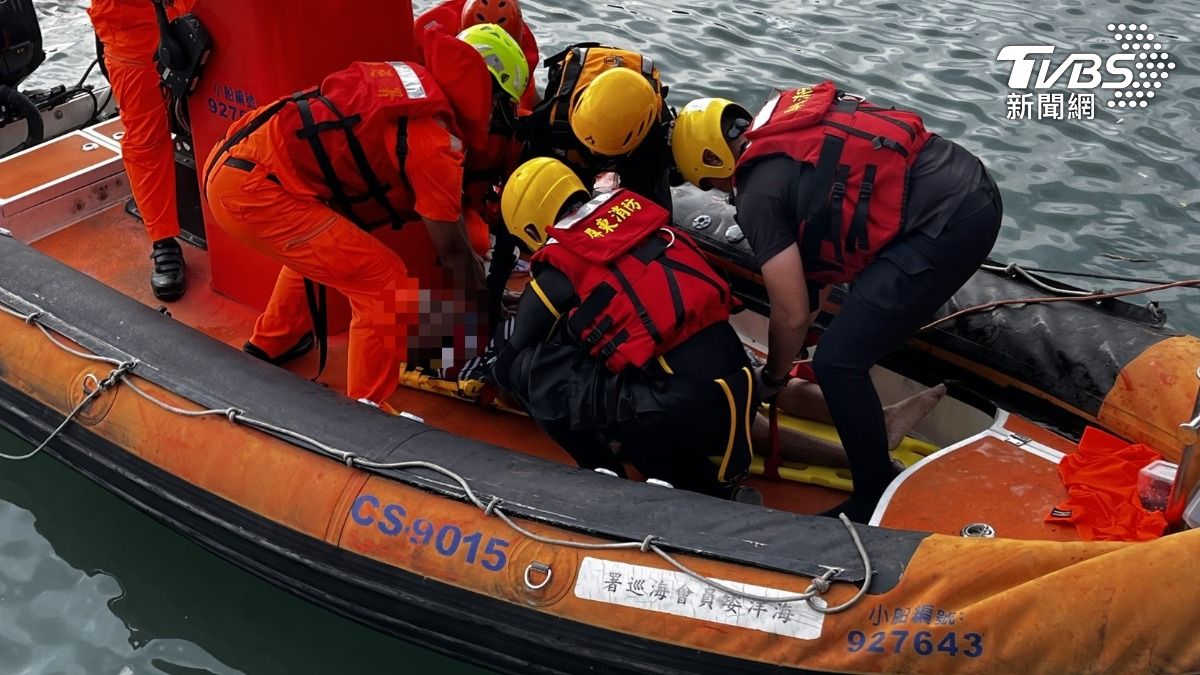 該名男駕駛被救起時已失去生命徵象。（圖／TVBS）
