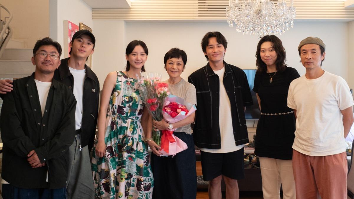 幕後實境秀《〈他年她日〉的我們：特別篇》由張艾嘉（中）、導演龔兆平（左起）與主演群許光漢、袁澧林、陳澤耀、韓佩瑤及藝術總監文念中共同對談，公開拍片祕辛。（圖／甲上娛樂提供）