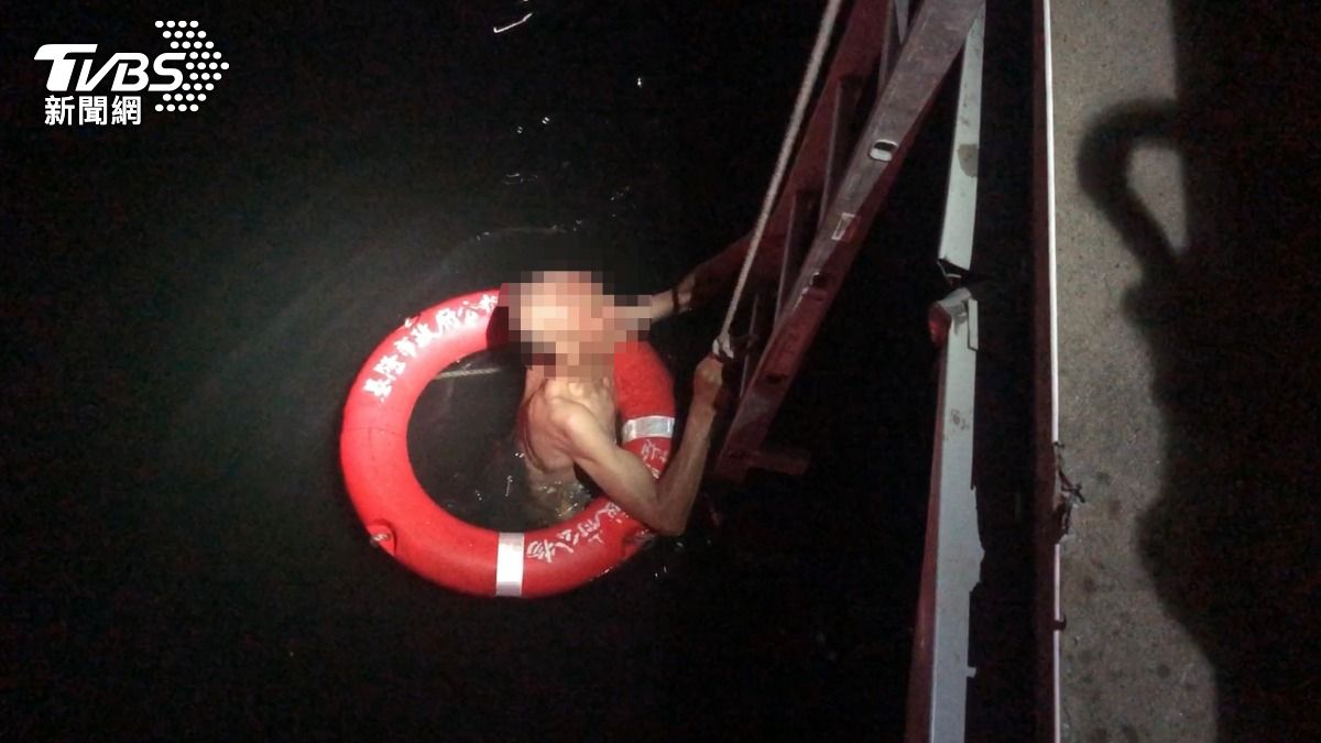 一名失業男酒後3度跳入基隆港閉氣潛水，令馳援警消相當無奈。（圖／中央社）