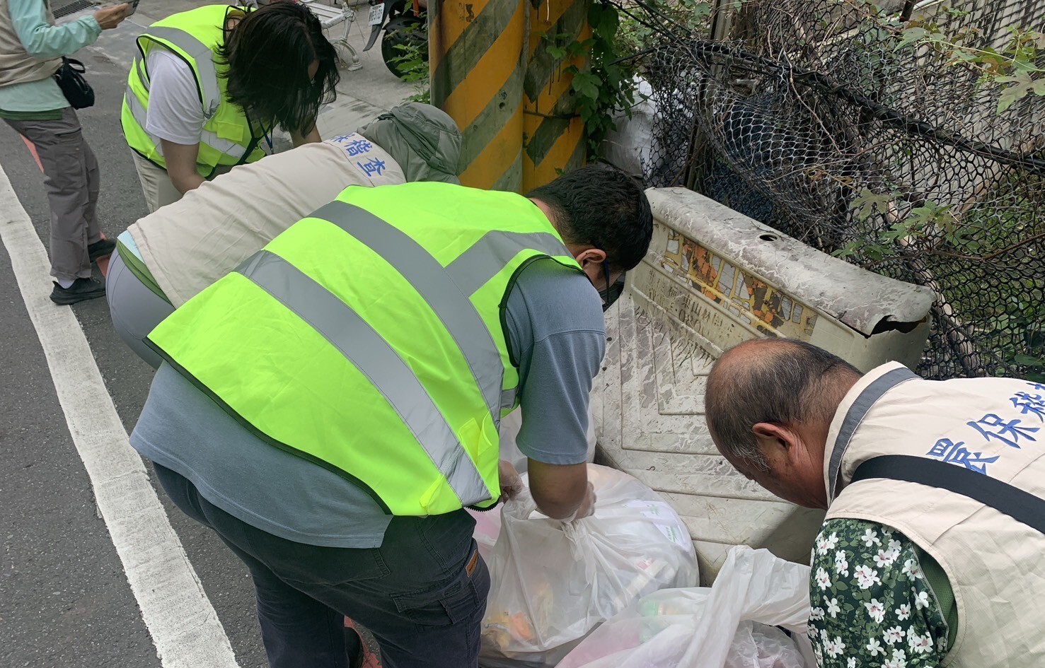 宜蘭縣政府推動垃圾破袋稽查，環保局7日表示，與民國113年相比，多數鄉鎮今年破袋檢查合格率都有顯著進步，一般垃圾整體年產量減少4000噸，一般廢棄物回收率提升2.45%。圖為環保局人員在羅東鎮定點破袋