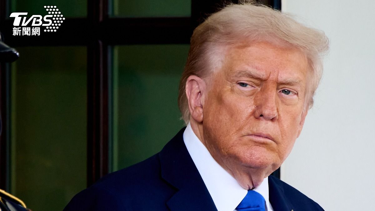 美媒報導，川普簽署行政命令對每份新的H-1B簽證申請徵收10萬美元費用後，輝達執行長黃仁勳表示，公司將繼續為員工贊助簽證並負擔所有相關費用。（圖／達志影像美聯社）