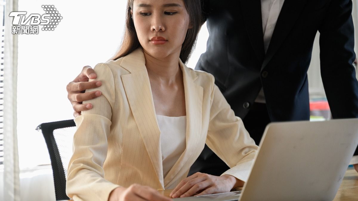 近年網路上「性騷擾行為」相關討論，其中「肢體性騷擾」最受關注。（示意圖／shutterstock 達志影像）