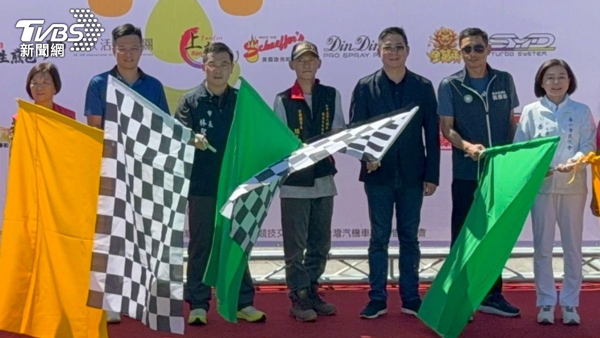 顏正國(中)參與賽車節活動。（圖／TVBS）