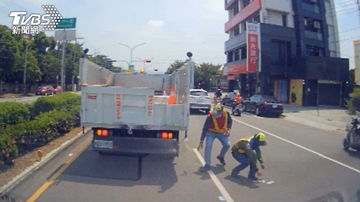 台中一名王姓婦人帶6萬現金騎車，結果因為包包破洞，鈔票沿路飛出。（圖／TVBS）