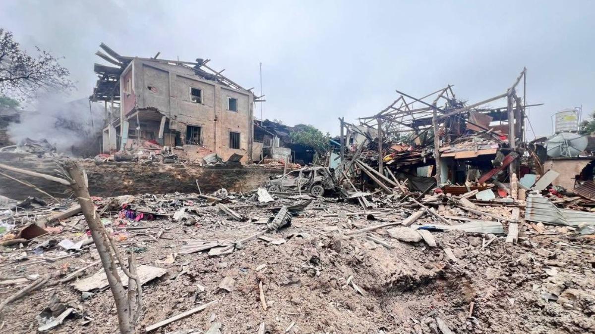 緬甸中部實皆省的崇烏鎮6日舉行「點燈節」，沒想到遭到政府軍以動力滑翔傘攻擊。（圖／翻攝自X@NimrodAndrew）