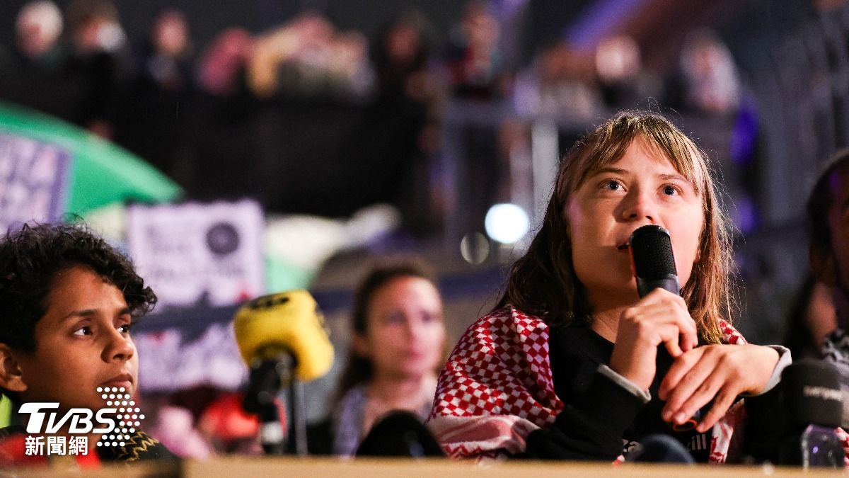 瑞典環保鬥士童貝里（Greta Thunberg）今天聲稱，她與其他遭拘留的加薩船隊成員在以色列監獄中遭受酷刑。　（圖／達志影像美聯社）
