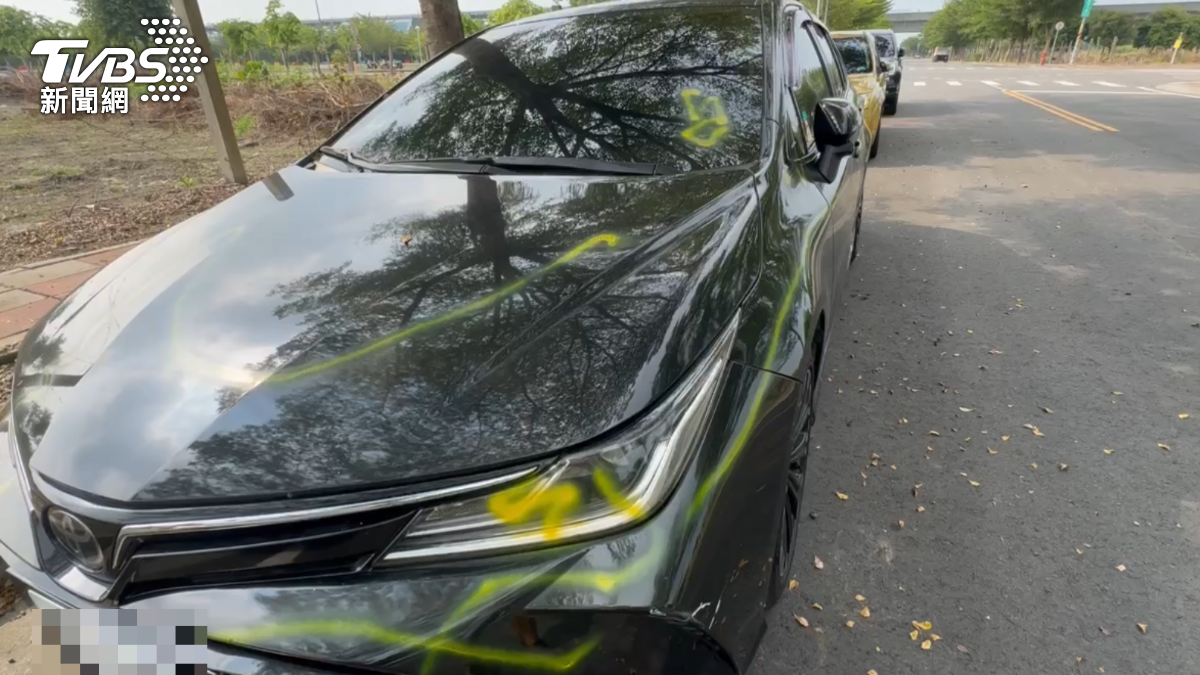 擋風玻璃遭噴漆。（圖／TVBS）