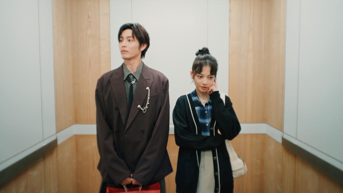 曹佑寧（左）劇中因穿搭話題與姚愛寗（右）有了交集。（圖／ADASTRIA TAIWAN提供）