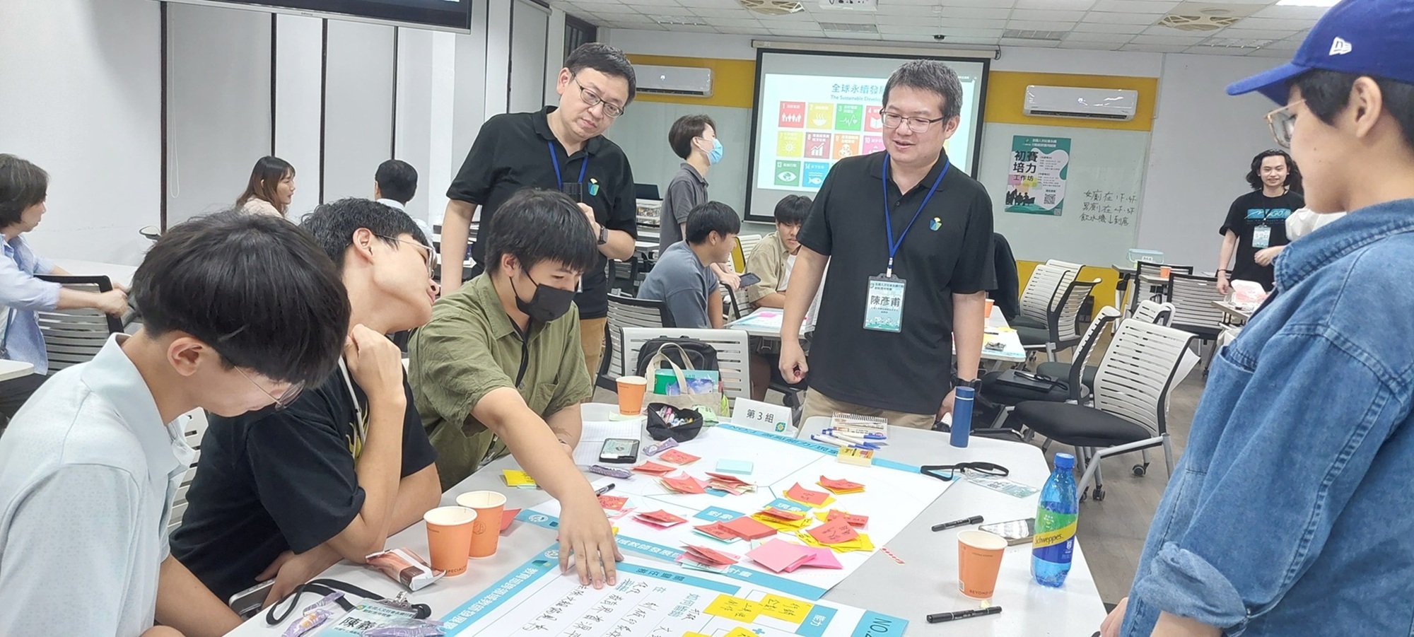 「114學年度全國人文社會永續行動創新應用競賽」首度和「運輸資料流通服務平台（TDX）」合作，設立運輸資料應用獎項。圖為培力工作坊中，教授協助學生發想提案，進而解決生活中的各種問題。（圖／中央社）