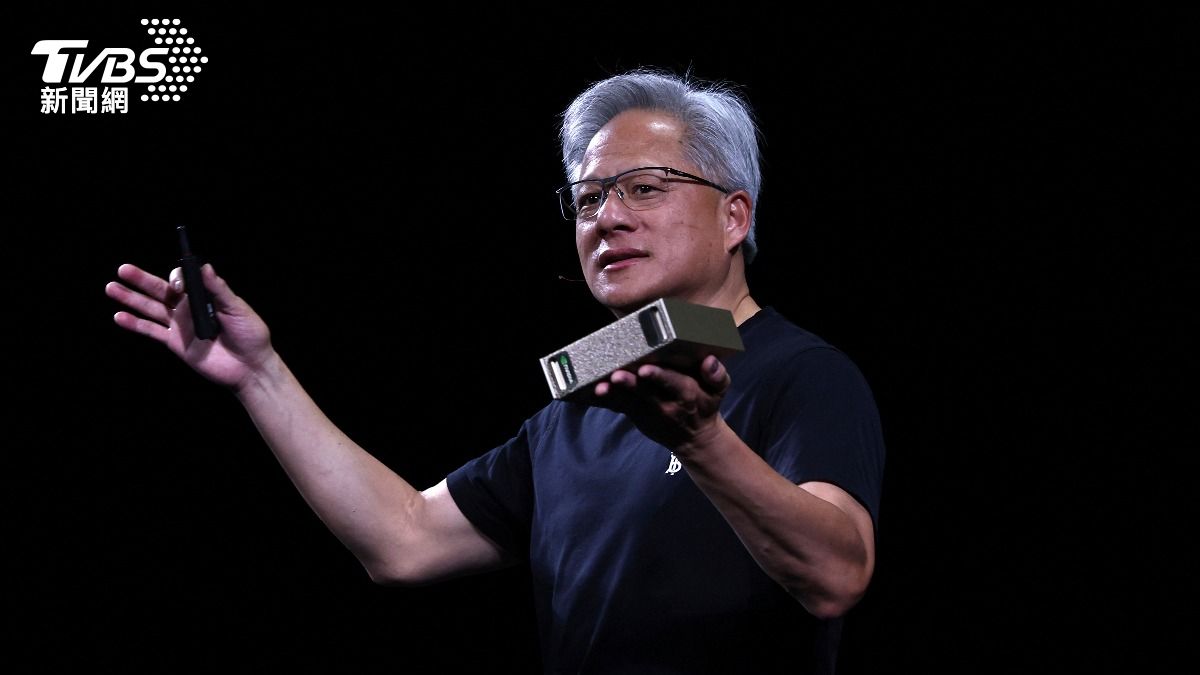 黃仁勳表示，隨著AI模型從回答簡單問題，進一步發展到複雜推理，今年對運算能力的需求「大幅增加」。（圖／達志影像路透社）