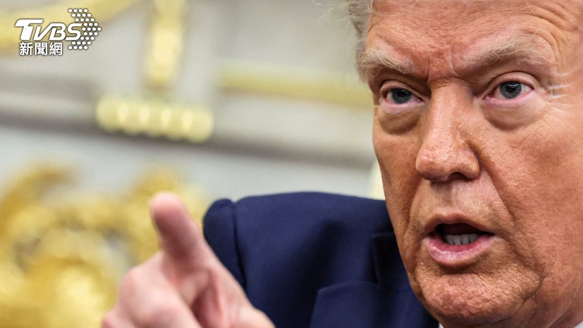 川普升高對民主黨政敵的攻擊，呼籲將芝加哥市長強生（Brandon Johnson）與伊利諾州長普里茨克（JB Pritzker）關進監獄。（圖／達志影像路透社）