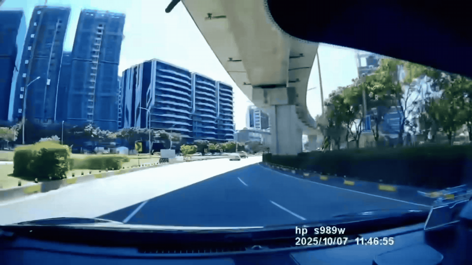 桃捷橋梁伸縮縫集水帶突從天而降。（圖／翻攝自我是青埔人臉書）