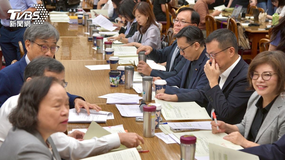 立法院財政委員會今（9）日舉行聯席會議，審查「中央政府因應國際情勢強化經濟社會及民生國安韌性特別預算案」。（圖/胡瑞麒攝）