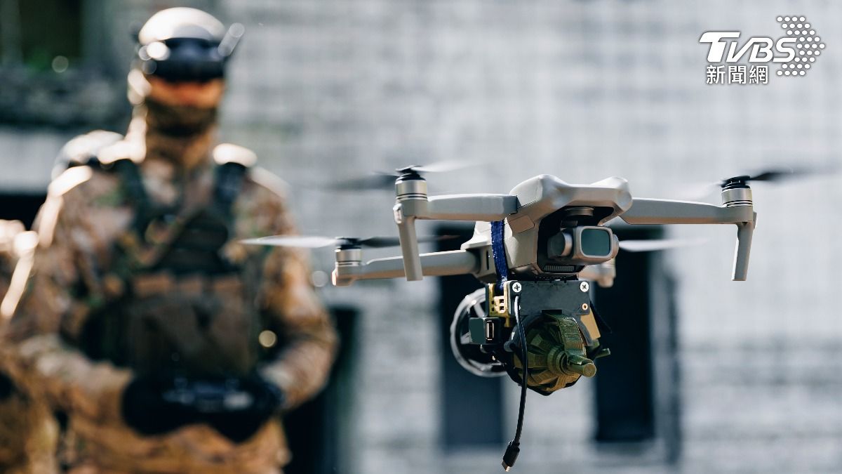 歐洲多國機場近期頻遭無人機騷擾，其中部分領導人將其歸咎於俄羅斯發動的「混合戰」。（示意圖／達志影像shutterstock）