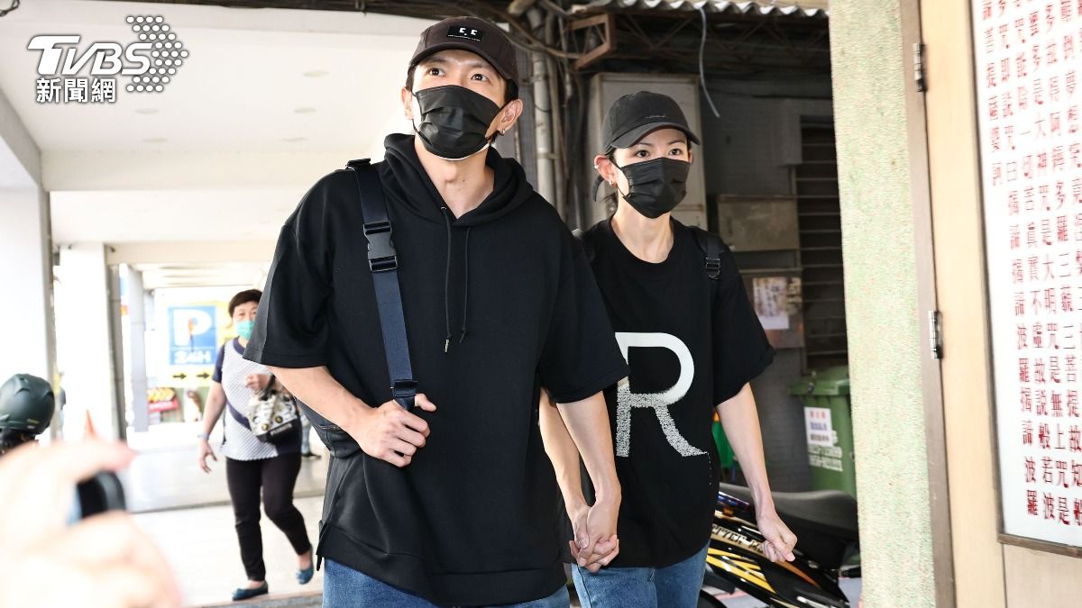 李千娜、黃尚禾今早再次現身顏正國靈堂。（圖／張哲鳴攝）