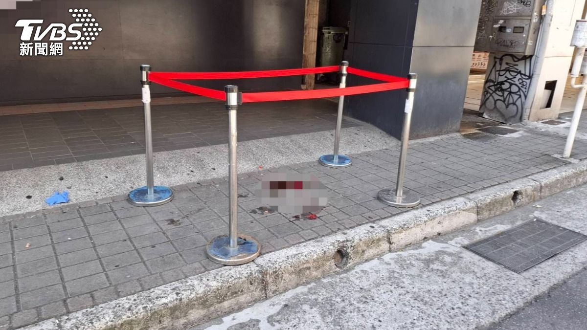 男子墜樓摔在人行道上，現場殘留大片血跡。（圖／TVBS）