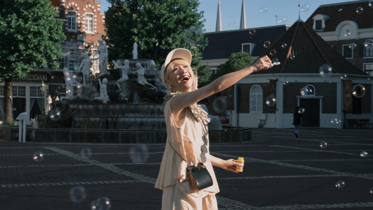 Lulu遠赴日本拍攝新歌〈泡泡〉MV，感動直呼夢想成真。（圖／天地合提供）