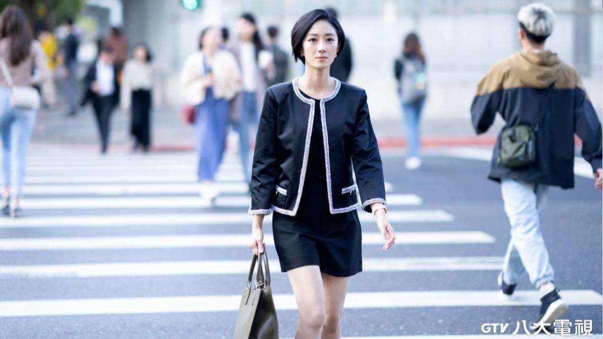 桂綸鎂現身法國巴黎時裝週，造型卻引發網友議論。（圖／八大提供）