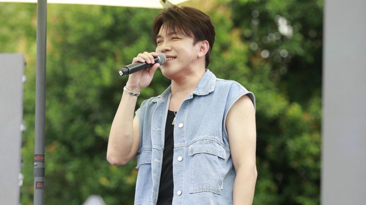 許志豪相當有姊姊緣，演藝圈內不少前輩都很照顧他。（圖／翻攝自許志豪臉書）