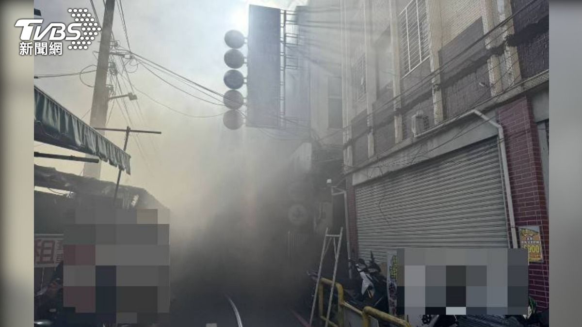新北泰山鐵皮倉庫發生火警，現場濃煙密布。（圖／TVBS）