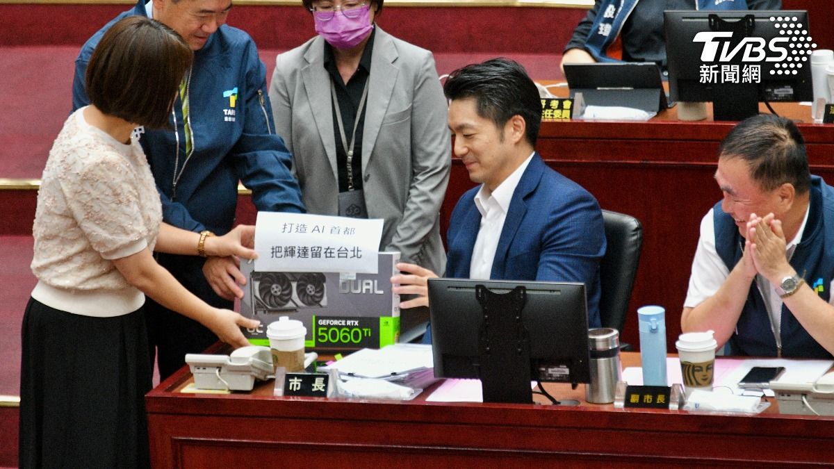 簡舒培送蔣萬安輝達顯示卡。（圖／胡瑞麒攝）